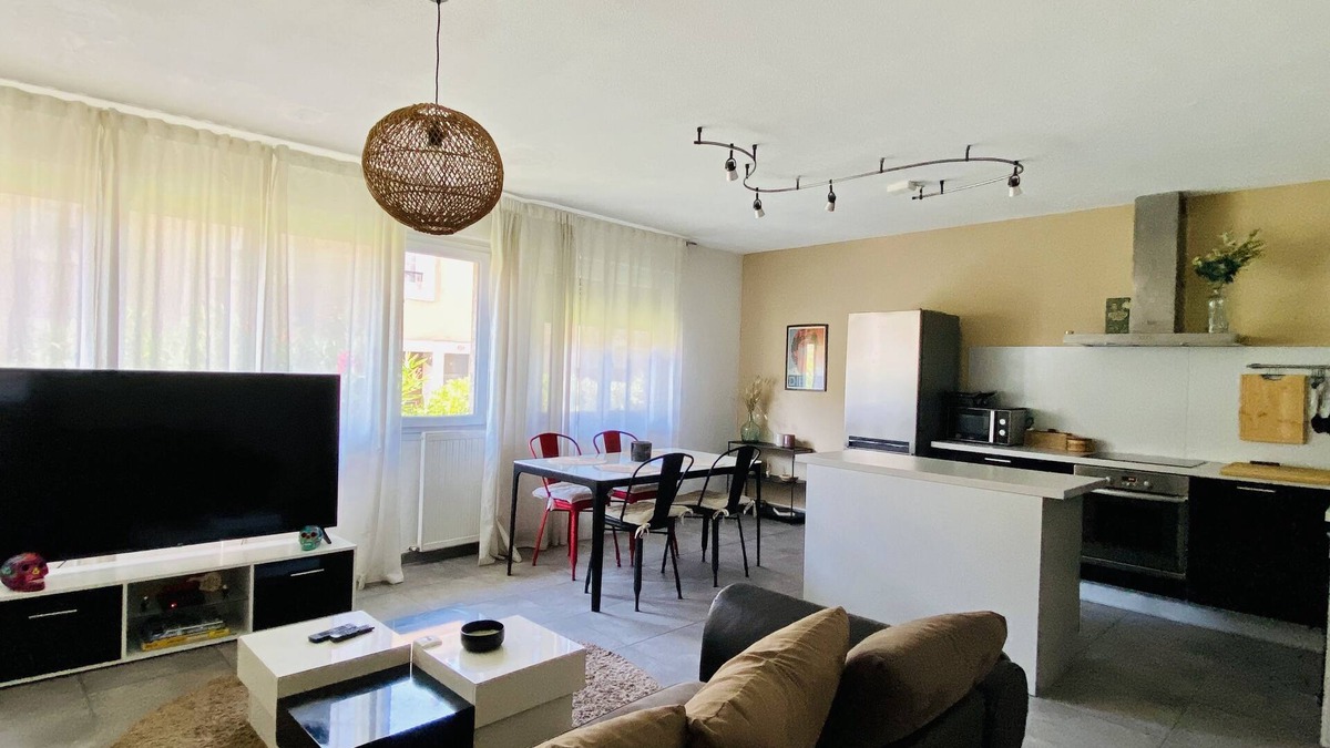 Cadereau Apartment | À 2 min du Jardin de la Fontaine ! Apparement Spacieux,lumineux et Fonctionnel