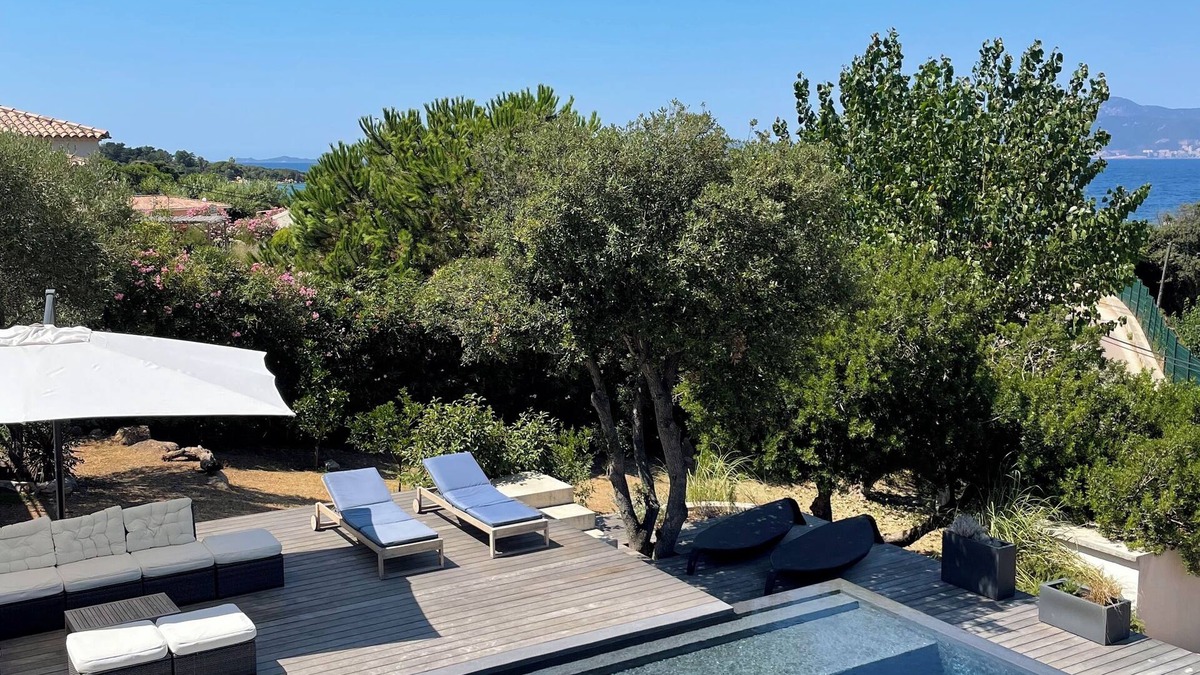 Verghia Villa | à 2 minutes à pied de la plage Villa familiale avec piscine .