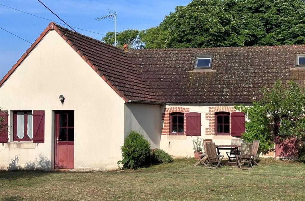 Toulon-sur-Allier House | Évasion Naturelle près de Moulins : Gîte Confortable avec Jardin et Poêle à Bois - FR-1-489-463
