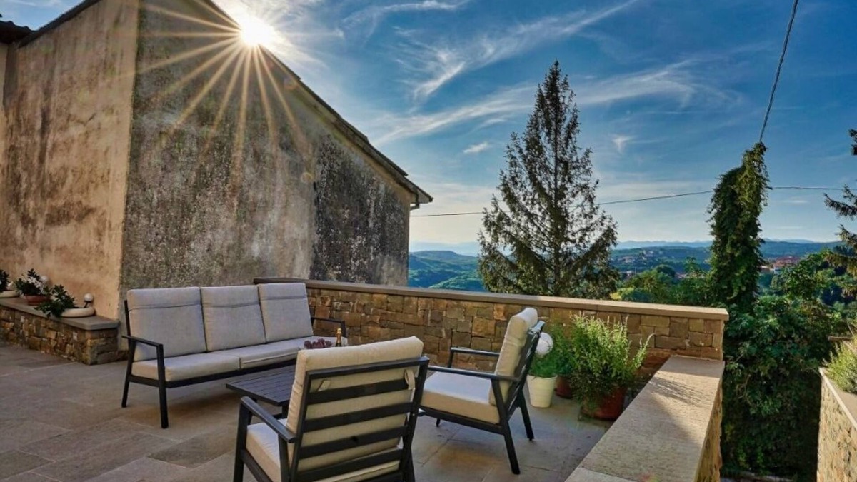 Ljubljana Bed & Breakfast | Šmartno – Goriška Brda : PENTHOUSE APARTMENT