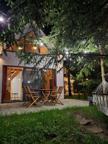 Parchowo House | Żywiołowo - domki w stylu stodoły z placem zabaw i stawem - OGIEŃ