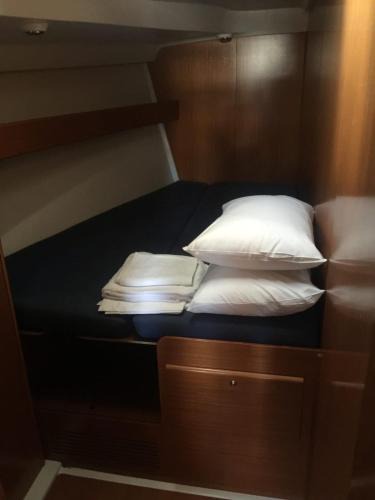 Salamis Boat Rental | Žaba Sailing