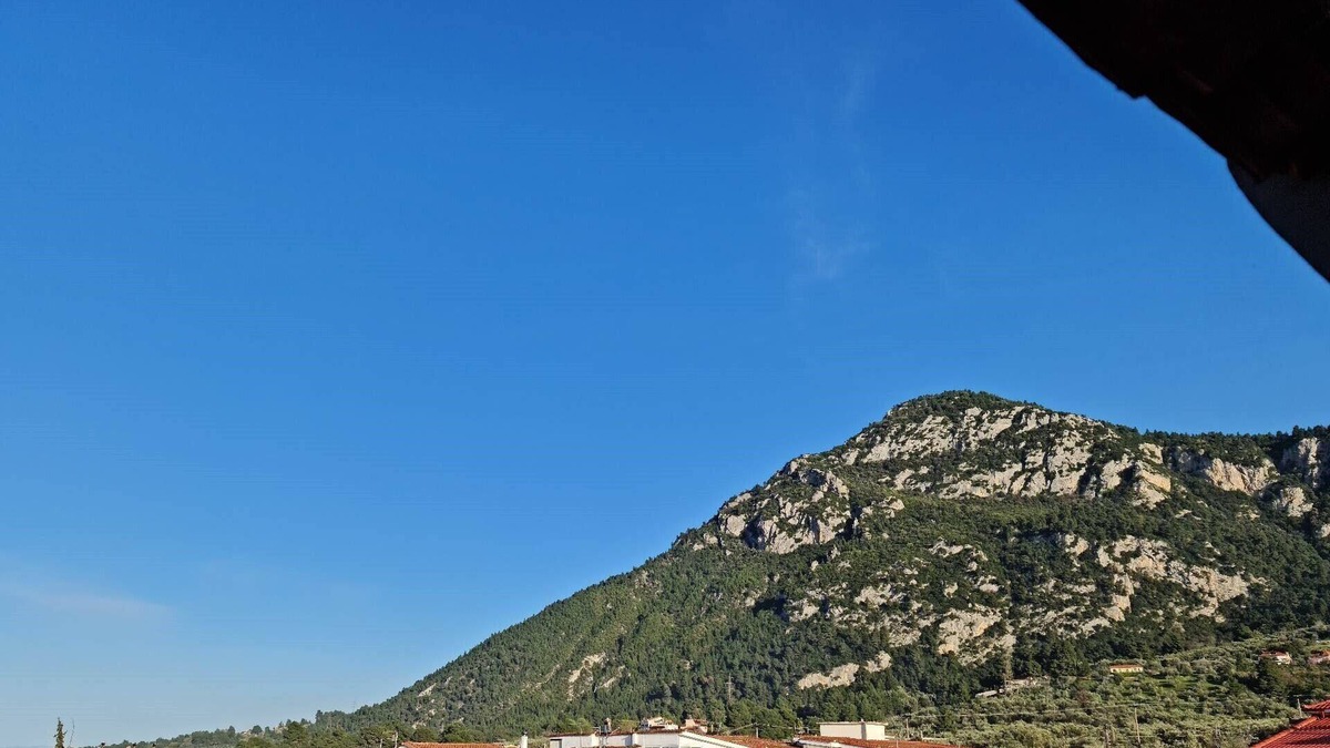 Kamena Vourla Apartment | Ανακαινισμένο loft,2ου ορόφου,θέα στη θάλασσα και το βουνό,150μ από την θάλασσα.