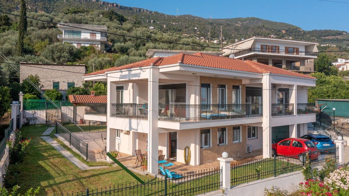 Paralia Platanou Cottage | εξοχική ισόγεια κατοικία σε κήπο με γκαζόν με θέα θάλασσα και καταπράσινο λόφο