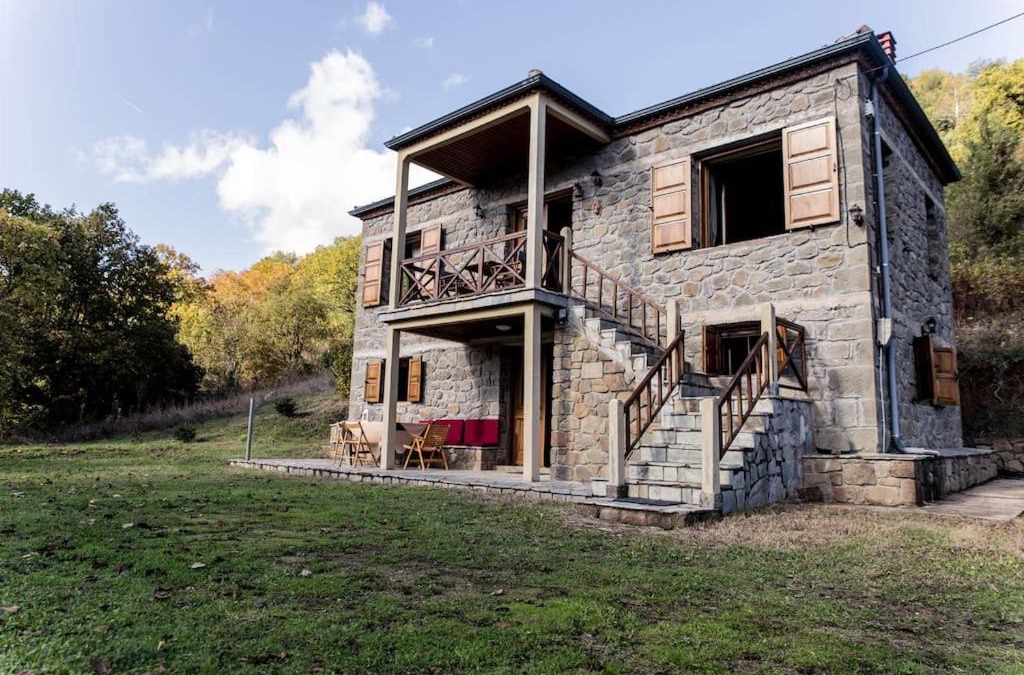 Pyli House | Πέτρινη κατοικία με υπέροχη θέα στο όρος Κόζιακα.