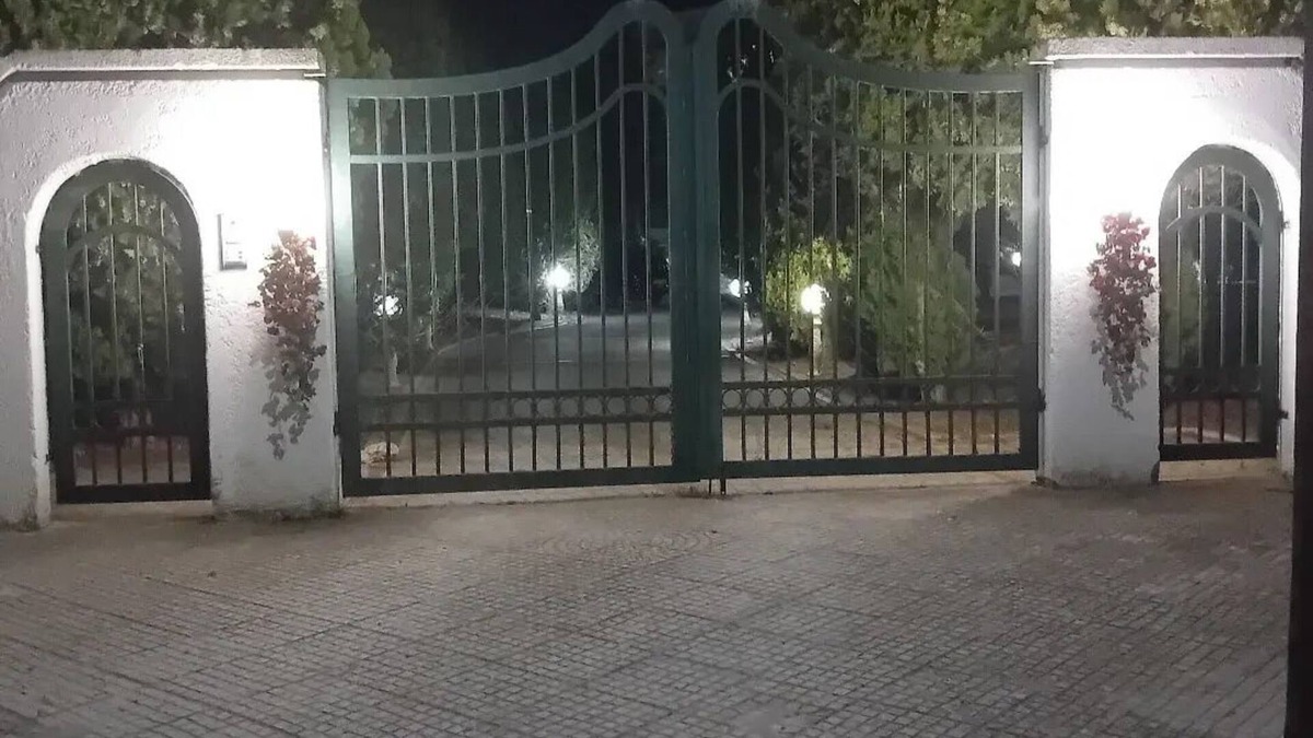 Thermi Villa | Πολυτελής βίλα στην περιοχή αεροδρομίου Θεσσαλονίκης με εσωτερική πισίνα