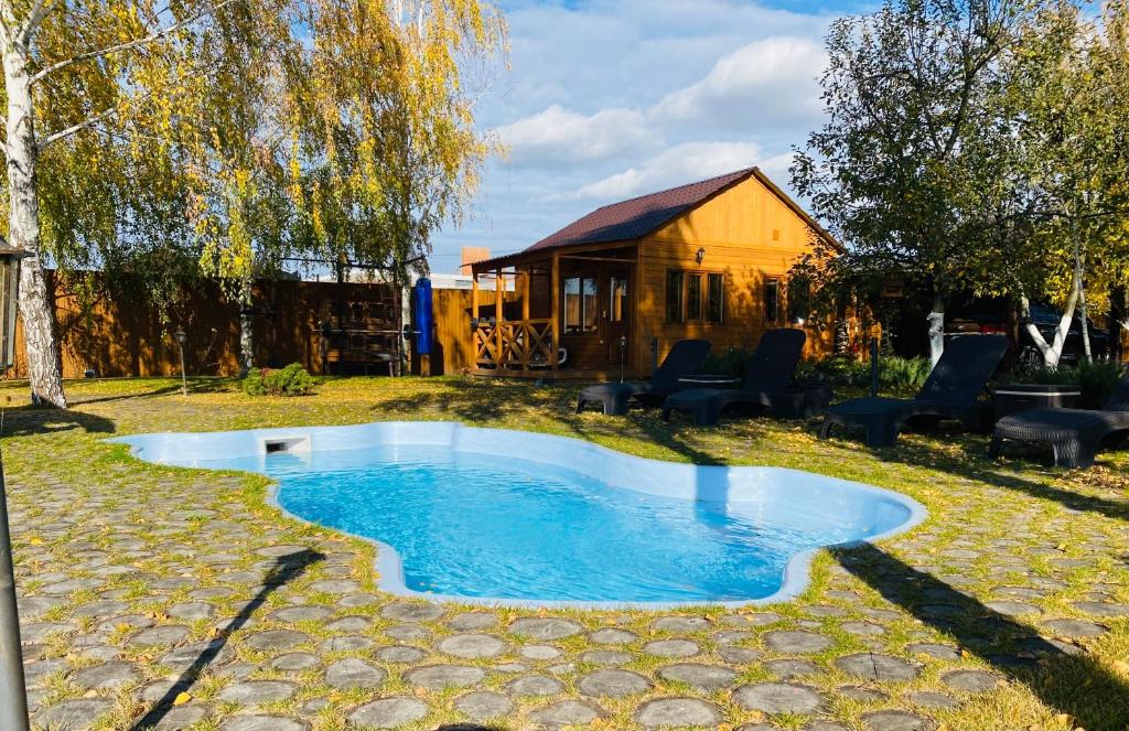 Darnyckyj House | Домик у озера с мангалом и террасой