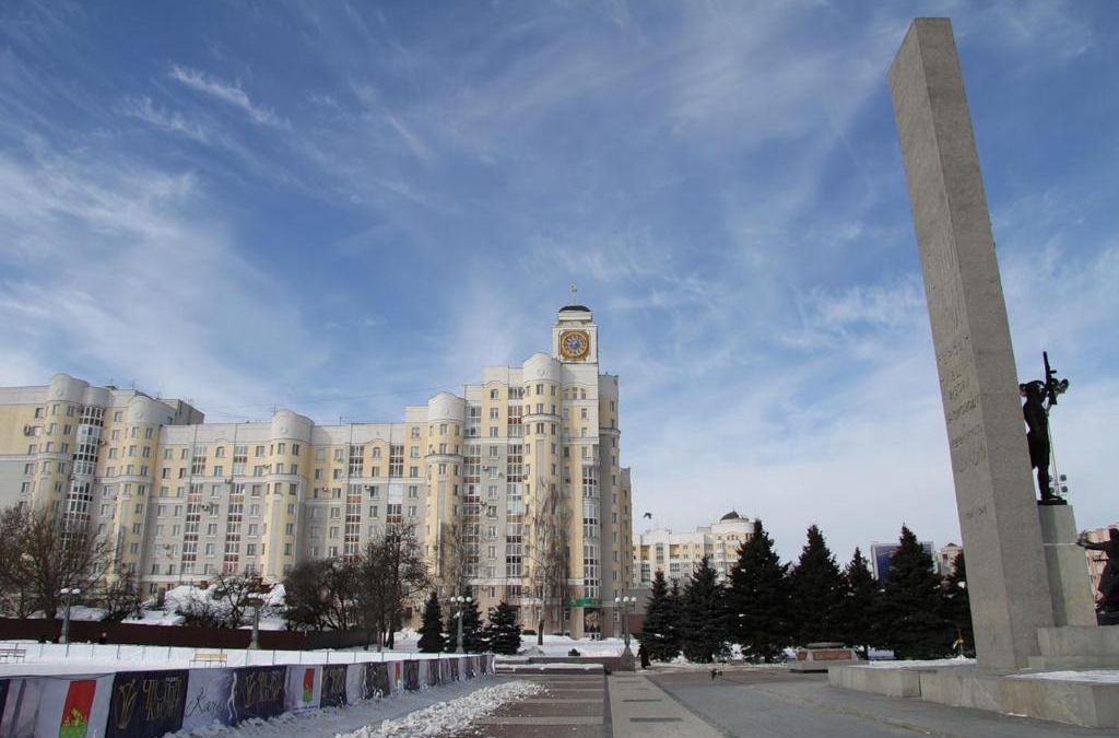 Bryansk Apartment | Дом с часами на площади Партизан