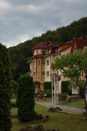 Roztoky Hotel | Маєток Сокільське