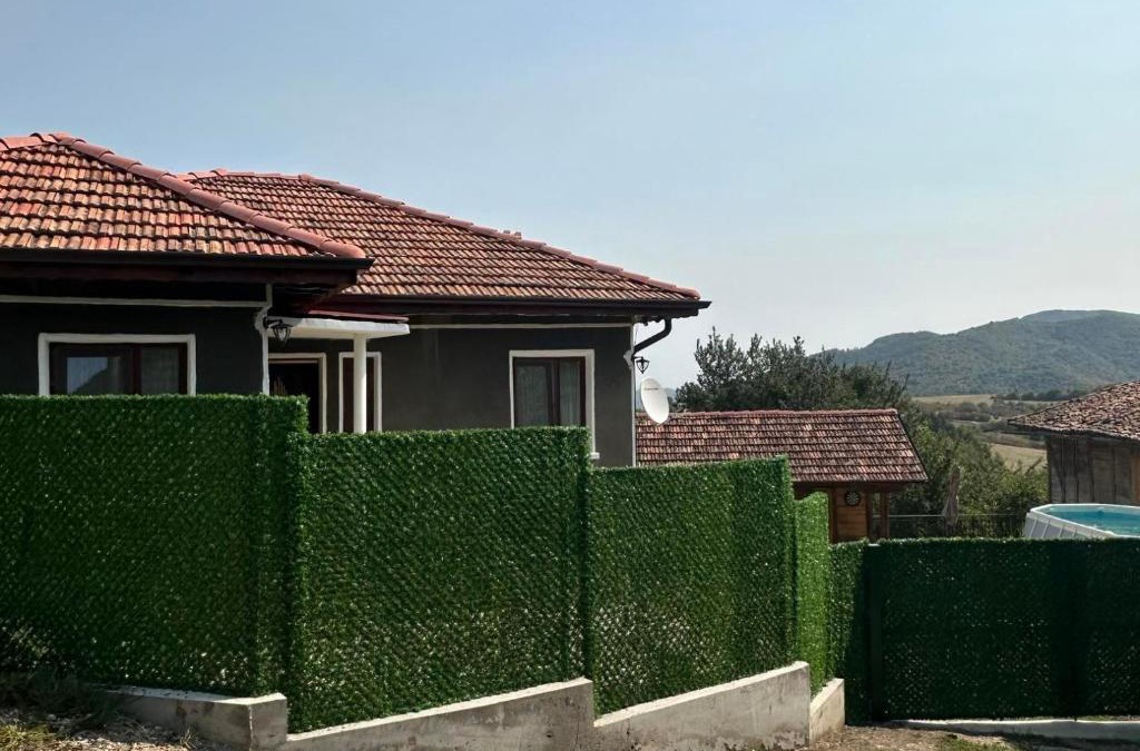 Elena House | На баба и дядо