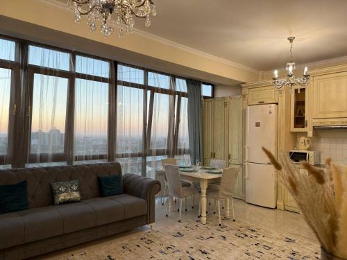 Almaty Apartment | Просторная и уютная квартира с панорамным витражом с видом на город, Центральный стадион, Театр и другие знаковые места Алматы