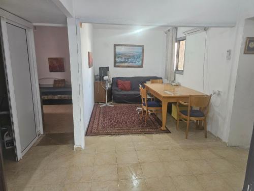 Qiryat Shemona House | בית קרקע לנופש עם חצר גדולה במרכז קרית שמונה