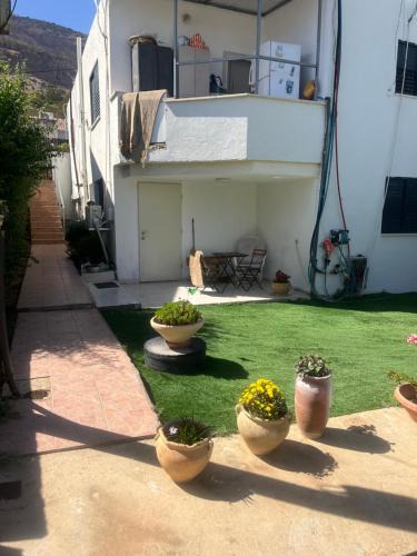 Qiryat Shemona Apartment | יחידית דיור משופצת עם גינה ומקלט - היחידה בגליל