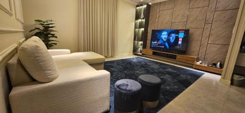 Riyadh Apartment | شقة أنيقة مودرن بدخول ذكي و سطح بجلسة خارجية