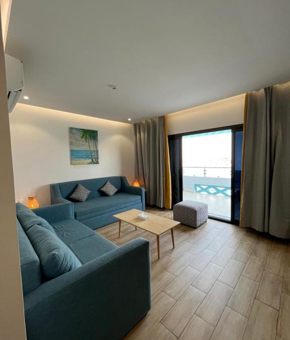 Durrat Al-Arous Apartment | غرفة صالة بلكونة على الشاطئ - عوائل