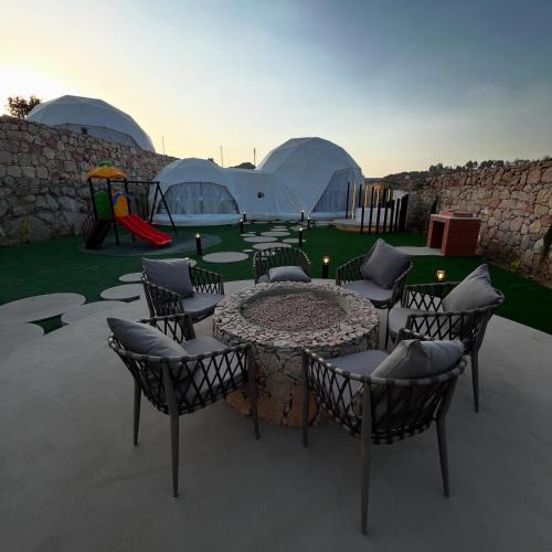 Al Hada Ski Chalet | في كامب الهدا v camp