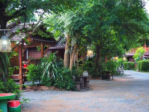 Tha Bo House | บ้านพัก ญาวีร์ เฮาส์
