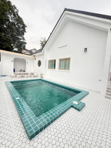 Saen Suk Villa | วันบางแสนพูลวิลล่า