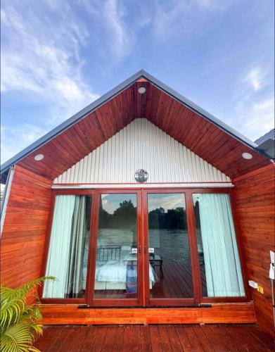Louangphabang Boat Rental | ຈອງເຮືອນແພເມືອງເຟືອງ จองที่พักเรือแพรเมืองเฟือง
