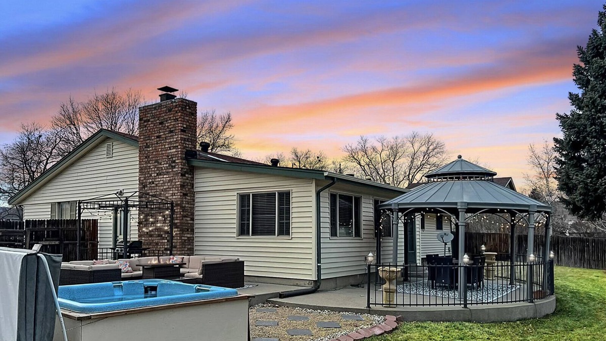 Northwest Arvada House | ᨒFIREHAUSᨒHotTubᨒCinemaᨒBBQᨒBadmintonᨒGames