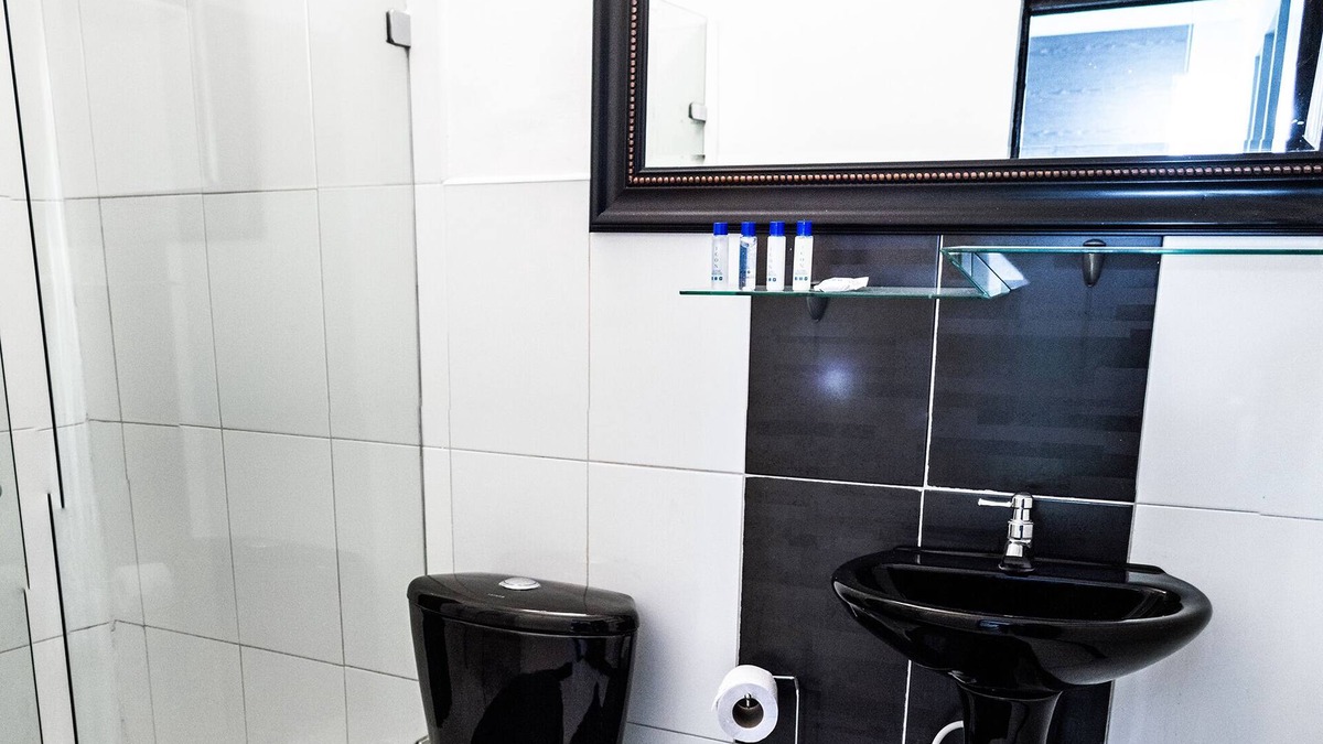 Zona Rosa Hotel | 【ᴘʀɪᴠᴀᴛᴇ ʙᴜɪʟᴅɪɴɢ 𝟏𝟖ʙᴅ/5ᴊᴀᴄᴜᴢᴢɪ ᴀᴛ ʟʟᴇʀᴀꜱᴘᴀʀᴋ】