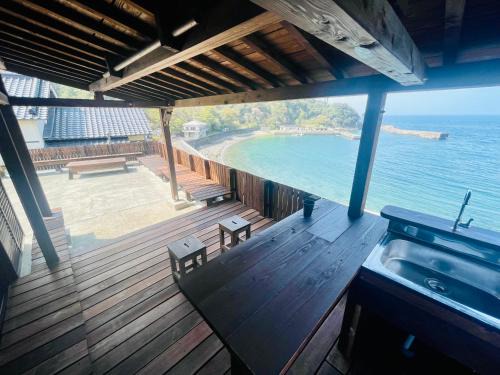 Otsuki House | オーシャンフロントで夕日眺めながら海水浴とバーベキュー出来る1日1組の貸し切り絶景宿トリノウタ