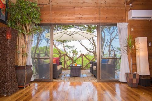 Sakimotobu Villa | ダイナミックオーシャンビューを堪能できる自然の中のログハウス