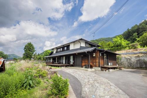 Fuefuki Villa | リノベーション済み古民家自然に囲まれた癒しの空間bamboo河口湖