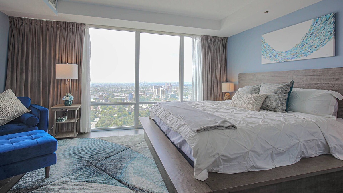 Bay Cloverhill Apartment | 多伦多市中心豪华景观3房2.5 卫一车位