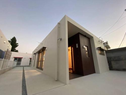 Yabu Apartment | 沖縄北部の綺麗なビーチまで徒歩2分でのんびり沖縄ライフをKAHOO Space