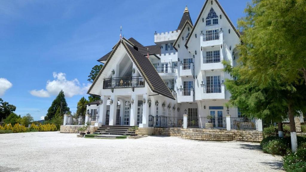 Ren'ai Bed & Breakfast | 清境藝家原德堡 Arts castle