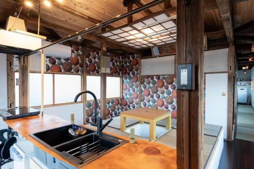 Iwaki Apartment | 温泉徒歩30秒 一棟貸切で最大15名まで 広々キッチンで自炊可