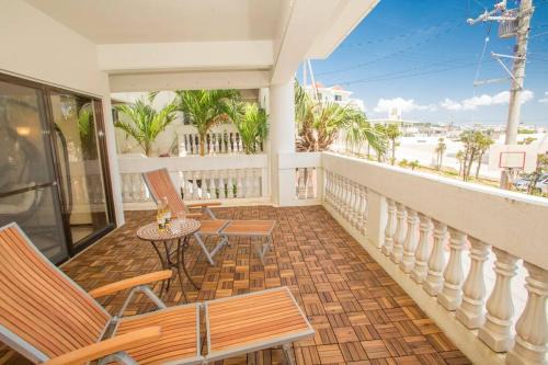 Kadena-cho Villa | 【観光地へのアクセス抜群】読谷村/1棟貸切/最大10名宿泊/駐車場2台/お風呂3つ/Wi-Fi