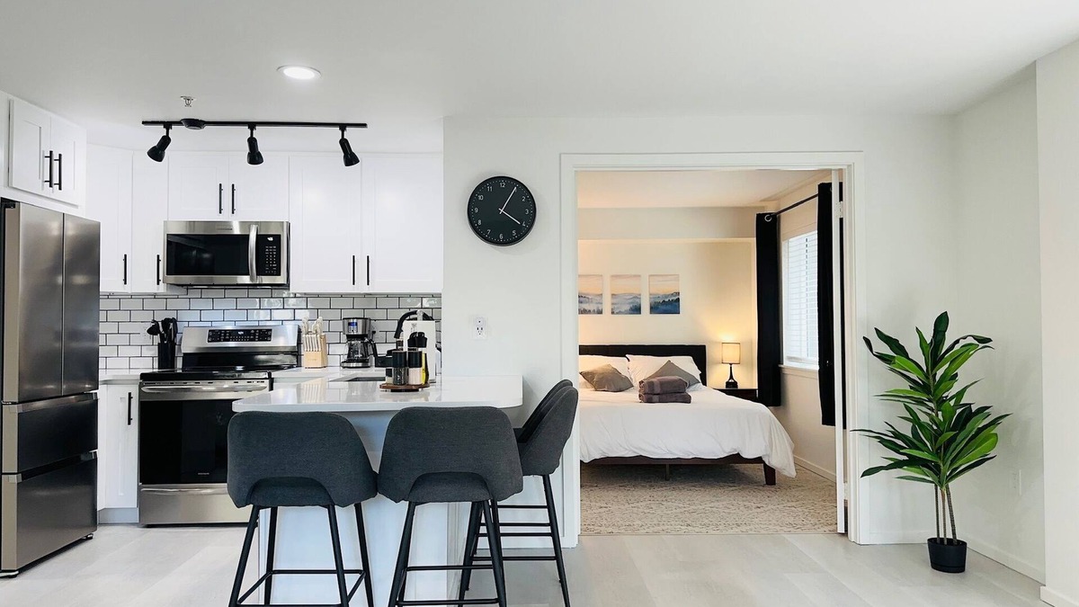 Belltown Condo | 0.3 Miles to Space Needle! Modern 2Br/2Ba Belltown Condo w/Free Garage Parking