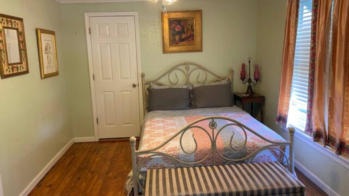Inglis Apartment | 01) The Bohemian Suite