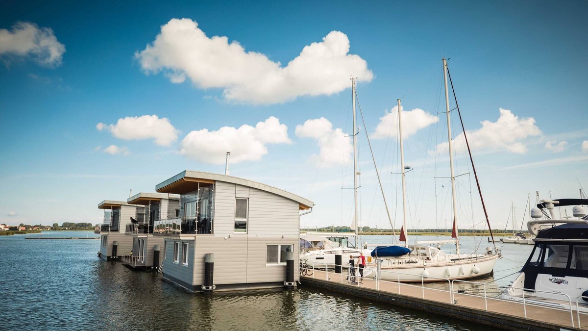 Kroeslin Boat Rental | 03. floating houses (105 m²) Hero - Floating house no. 7 with fireplace and pet