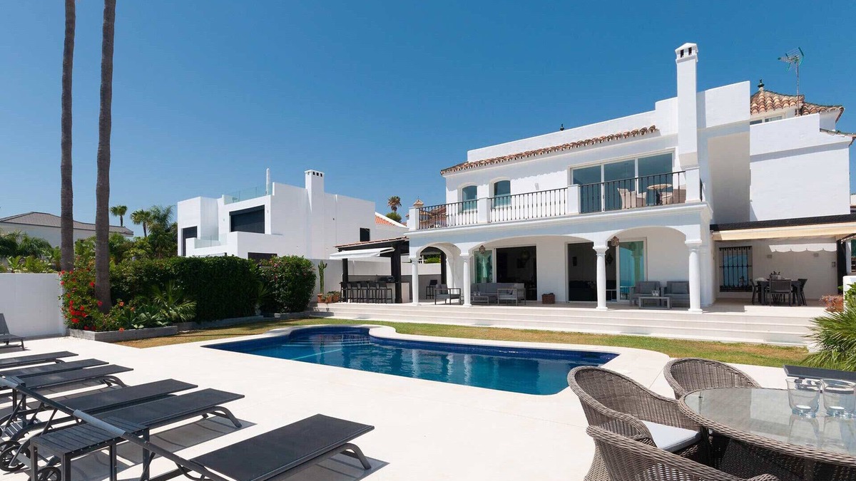 Urbanizacion Puerto de Estepona Villa | 09 - 5 Bed Luxury Villa walking distance to the be