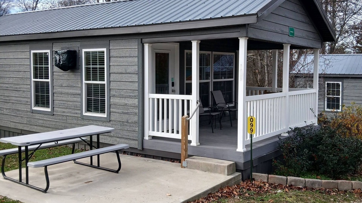 Logan Cabin | 099) Albatross Farmhouse Style Cabin. Close to Hocking Hills State Park and more!