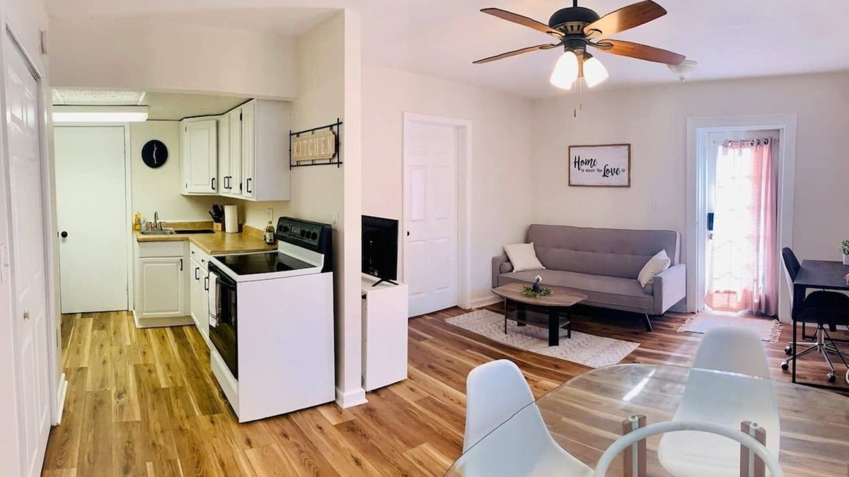 Disston Heights Apartment | 1/1 Downstairs Apt, 15 min to Downtown or Beaches!