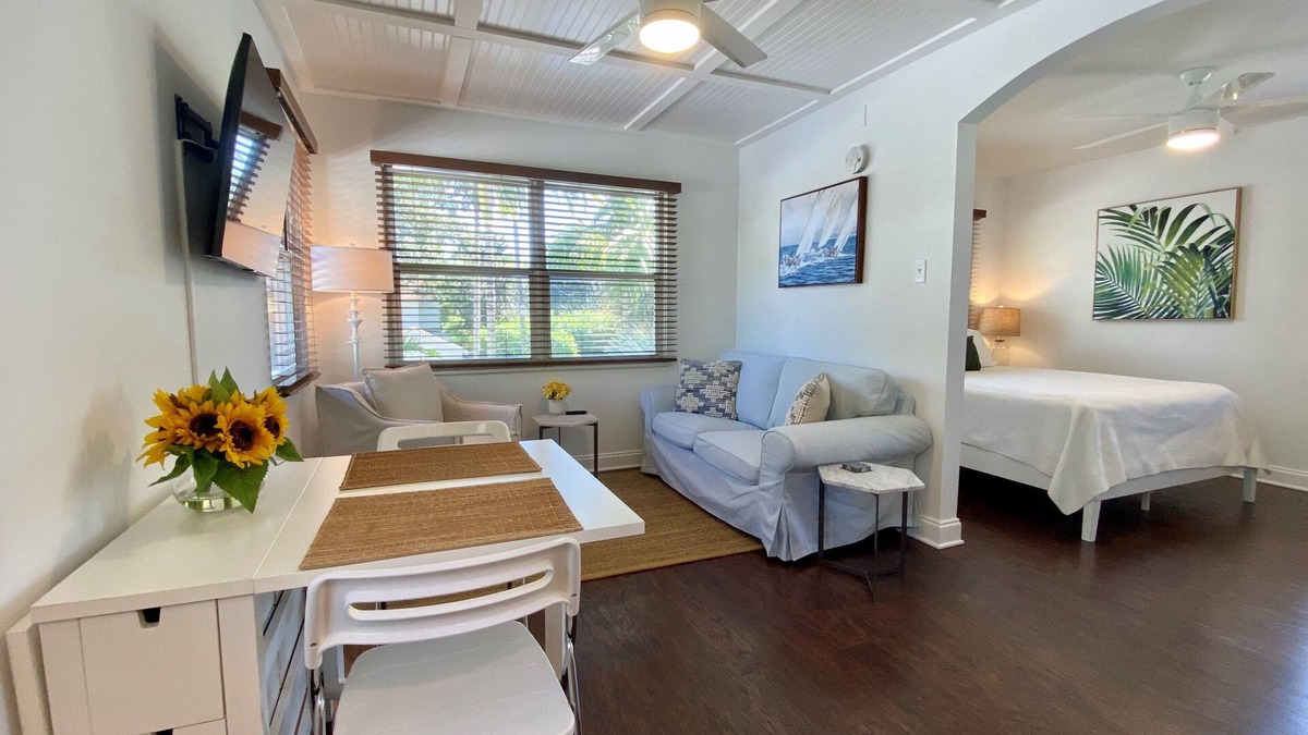 West Palm Beach Apartment | 1/1 steps from downtown w/bikes. clean & comfortable