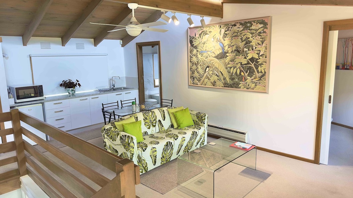 Williamstown Apartment | 1-2 B/R Apartment, Central Williamstown, close to beach, cafes, trains, shops