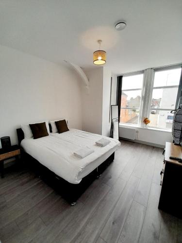 Desborough Apartment | 1 & 2 Bed Apartments - Desborough, Kettering, Sleeps Upto 2 & 3, Free Parking, Family, Relocation, WIFI, Gateway