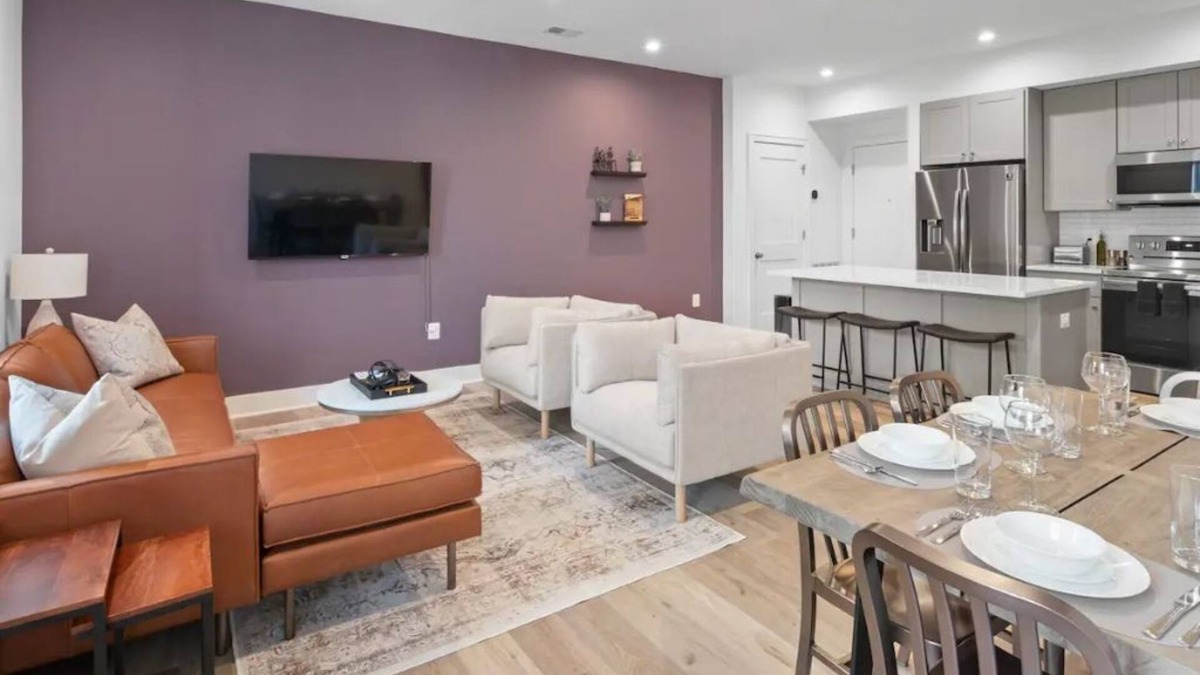 Old Town Alexandria Apartment | 1/2 Block from King Street, Elegant Old Town Oasis ~ King Bed♛ ~ Free Parking