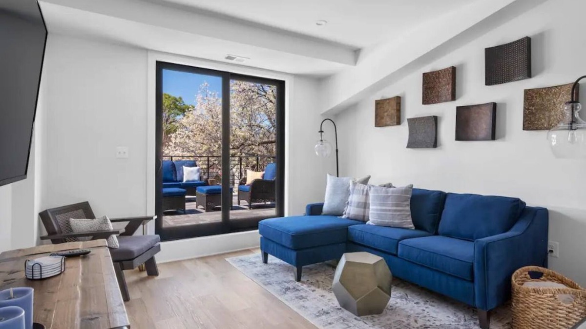 Old Town Alexandria Apartment | 1/2 Block from King Street, 5★ Location ~ ♛King Bed ~ Free Parking