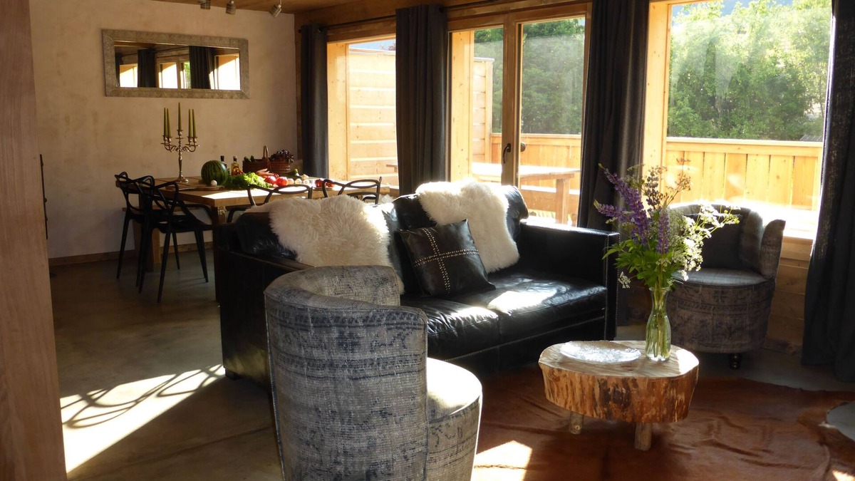 Chamonix City Centre Ski Chalet | 1/2 Chalet close to the center, quiet, private parking, 4 bedrooms 2 bathrooms