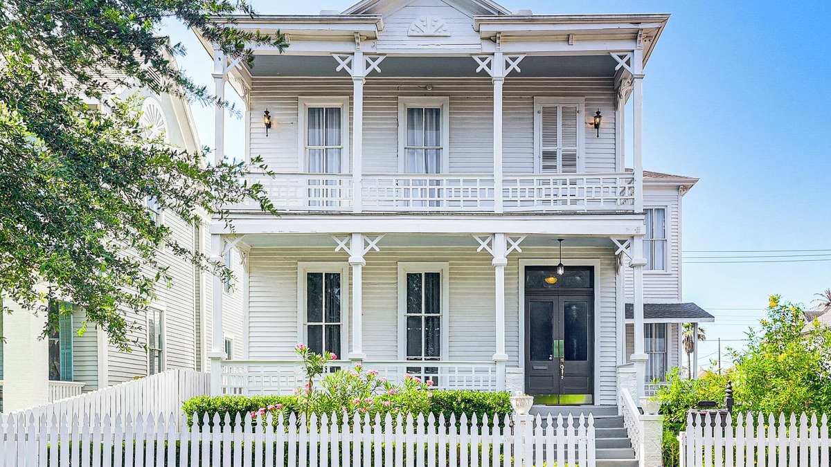 Galveston Apartment | < 1/2 Mi to The Strand: Historic Galveston Apt!