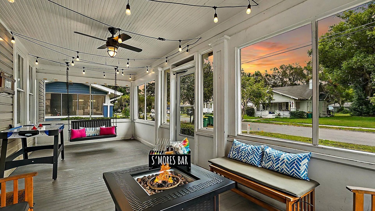 Eustis House | 1/2 mile to Downtown Eustis~2 FirePits~Air Hockey~Cozy Screen Porch~Historic