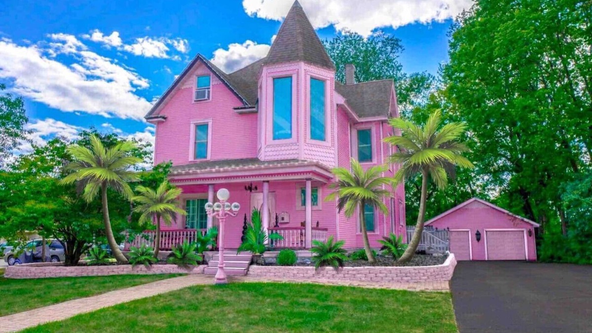 Hudson House | 1/2 of the Barbiecore Castle