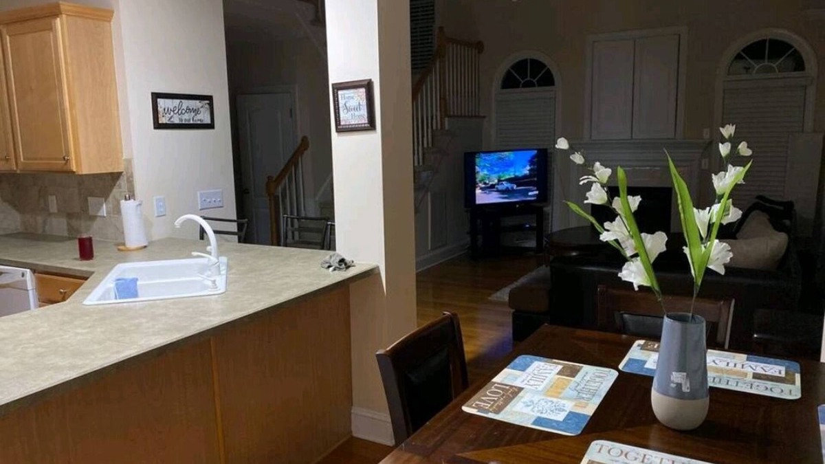 McLeansville House | 1.5 acre Quiet residential property 5 bedroom home