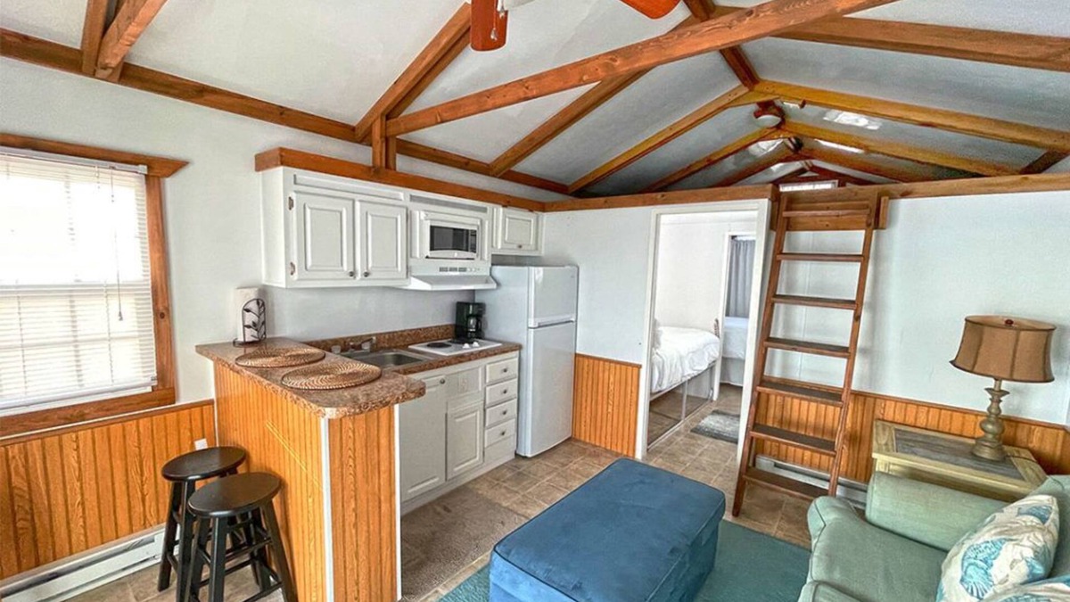 Tavernier Boat Rental | 1.5 Bedroom, 1 bath with back deck. Pet friendly with 2 Queen and 2 twin beds.